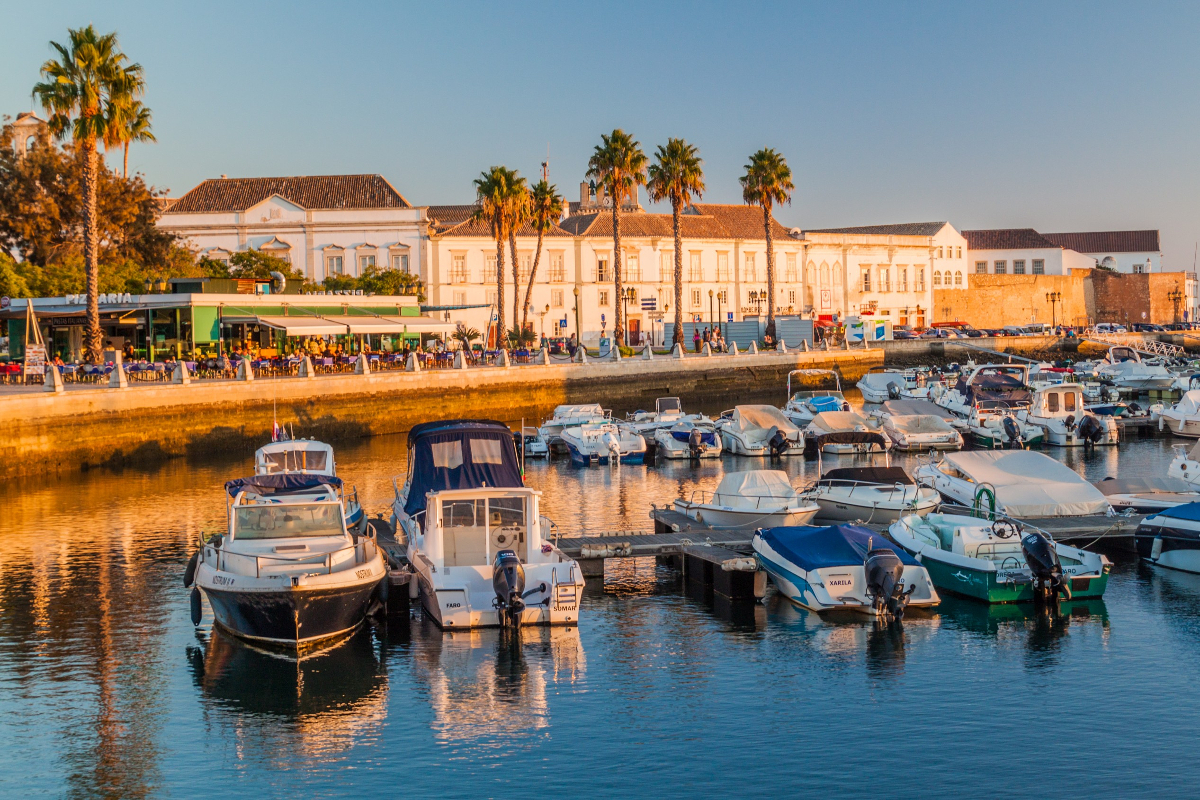 Faro hors saison : Découvrez la vie quotidienne des habitants restés dans la ville face à l’absence de touristes. Faro hors saison : Découvrez la vie quotidienne des habitants restés dans la ville face à l’absence de touristes.