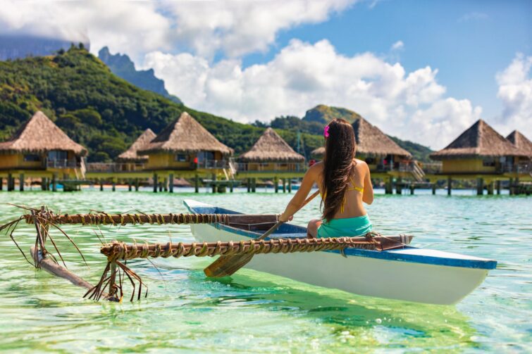 Naviguer en pirogue traditionnelle à Bora Bora