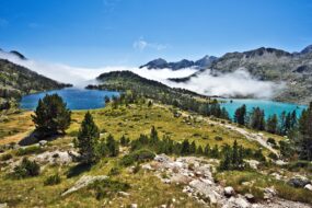 Panorama du massif de Neouvielle dans les Pyrénées avec les lacs Aubert et Aumar