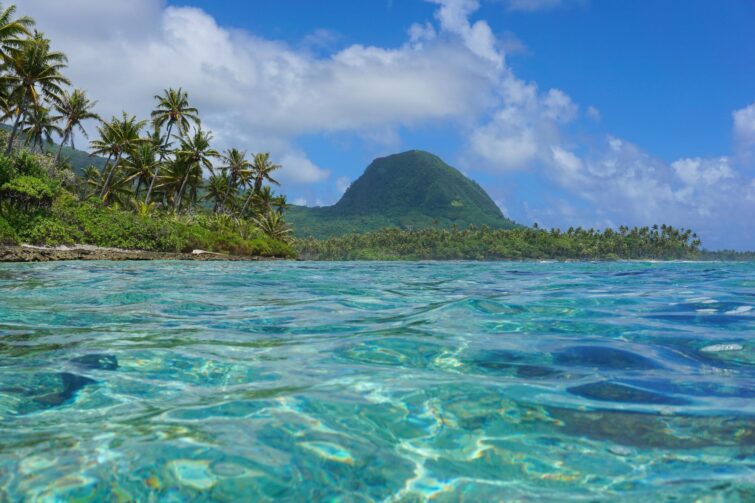 Paysage côtier de Huahine, Polynésie Française