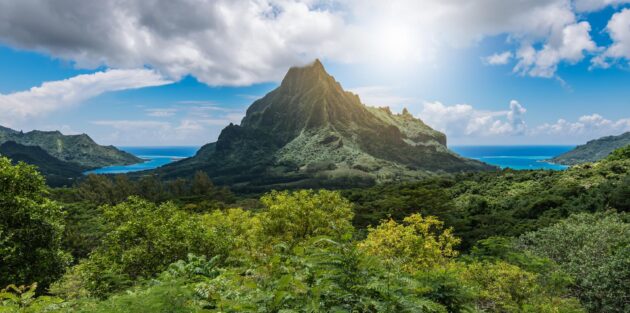 Paysage montagneux sur l'île de Moorea, Polynésie française