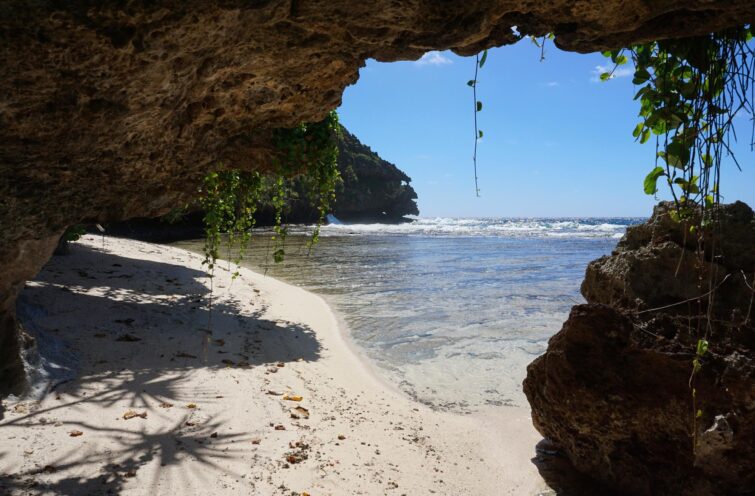 Plage de sable sous les rochers, Rurutu, Polynésie Française