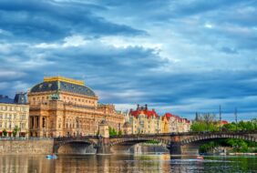 Théâtre National de Prague sur la rivière Vltava