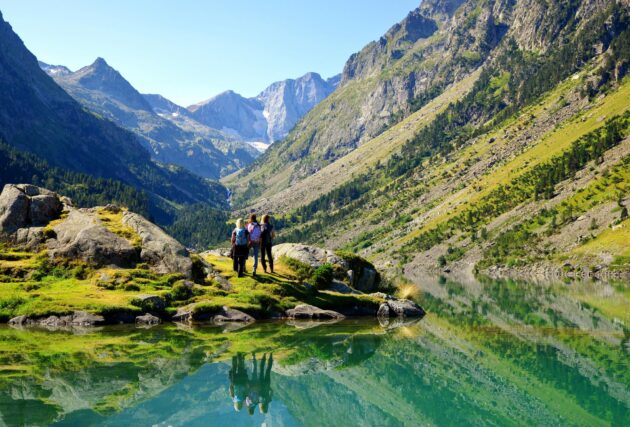 Touristes au lac de Gaube, Pyrénées