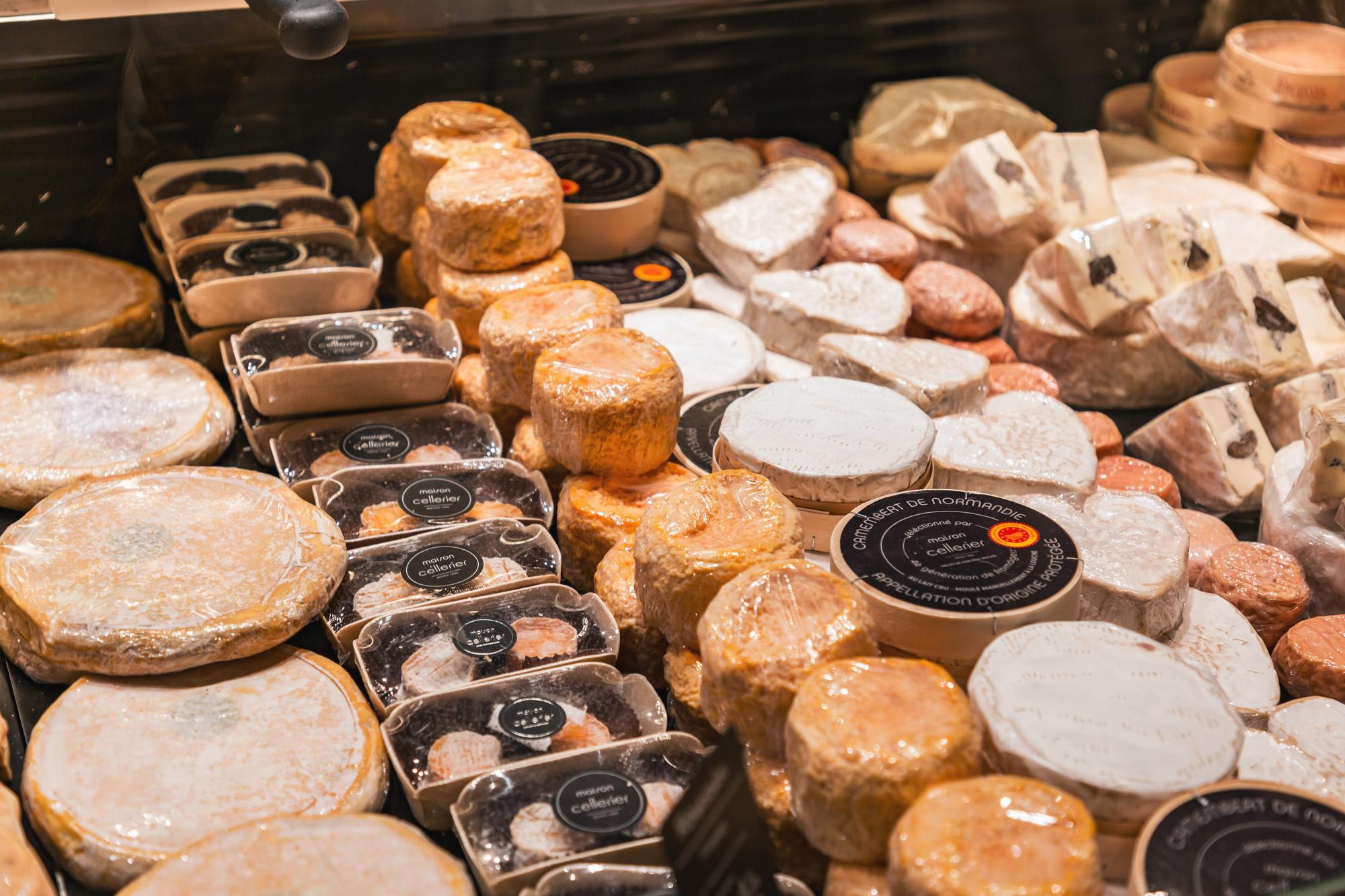 Un stand de fromages aux halles Paul Bocuse de Lyon