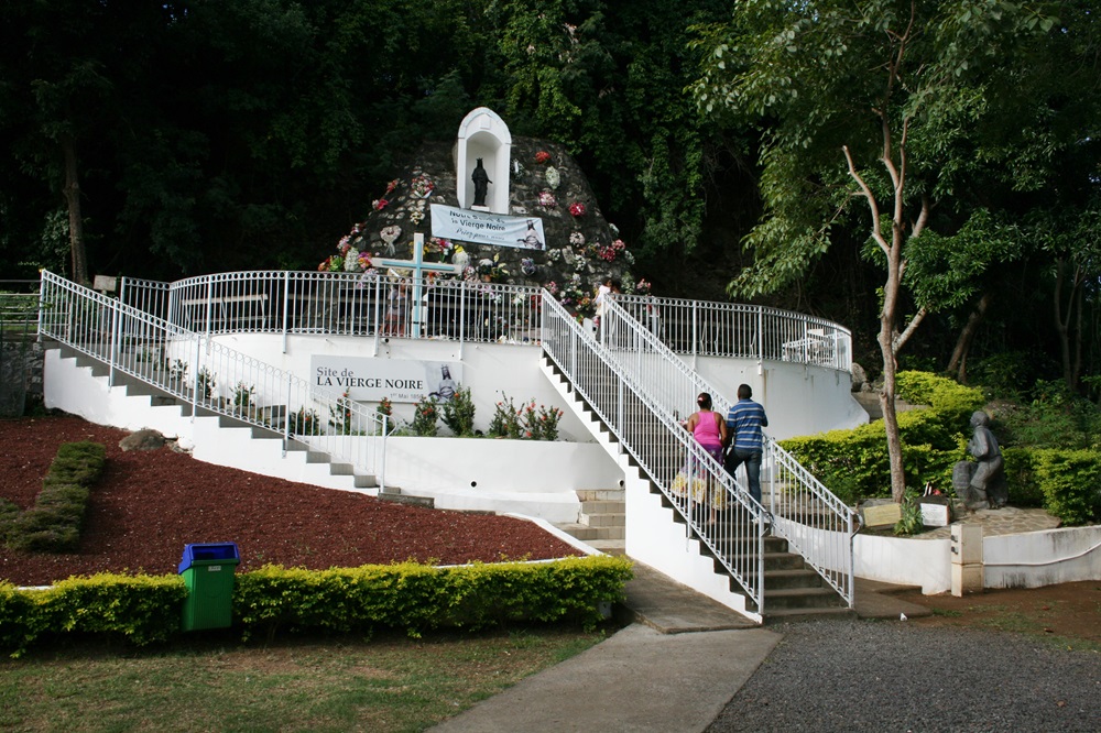 Vue de la Vierge noire de la Rivière des Pluies, à Sainte-Marie de La Réunion.