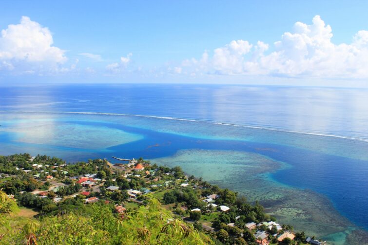 Vue depuis la montagne magique de Moorea en Polynésie française