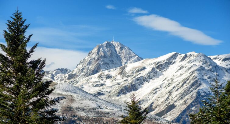 Vue du Pic du Midi de Bigorre enneigé dans les Pyrénées françaises