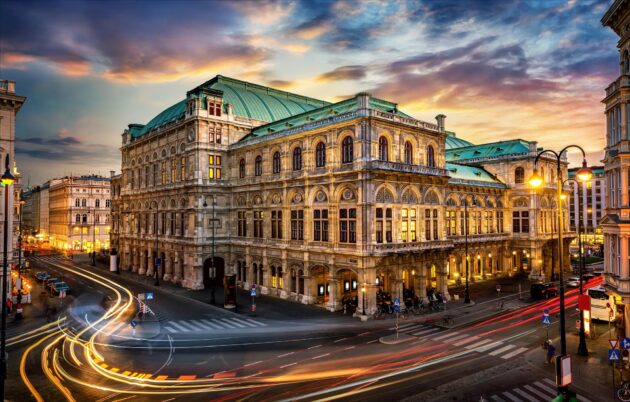 Vue sur l'Opéra d'État de Vienne de nuit
