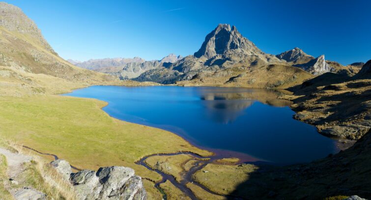Vue sur le Pic du Midi d'Ossau et le lac Gentau dans les Pyrénées