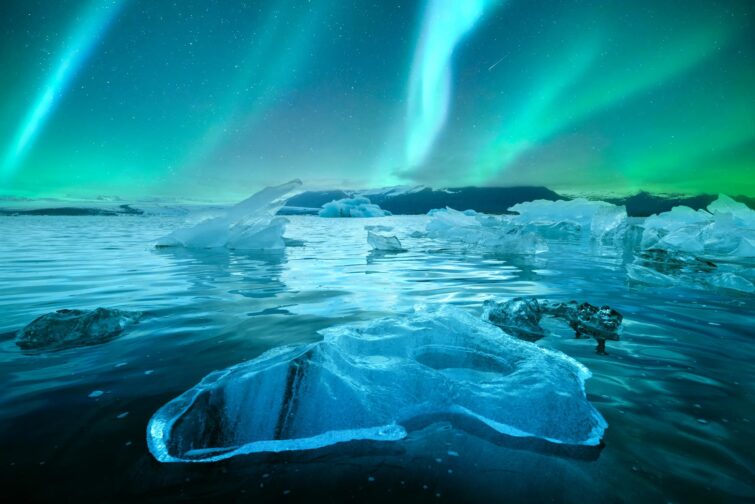 Aurores boréales au glacier de Vatnajokull en Islande