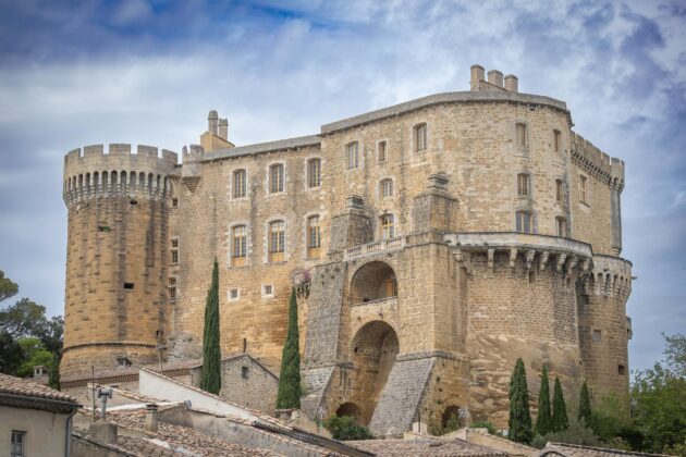 Le château de Suze-la-Rousse, un joyau architectural de la Drôme