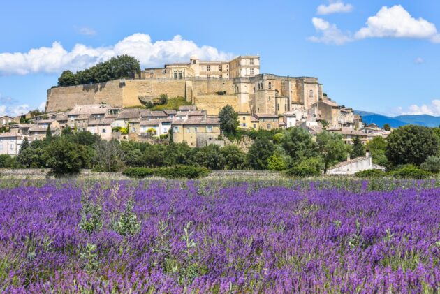 Le village de Grignan dans la Drôme et son château