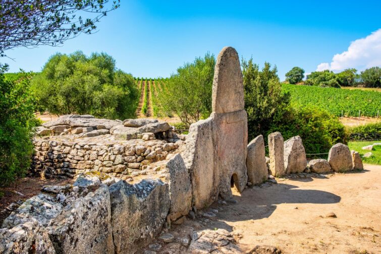 Les tombes des Géants de Coddu Vecchiu en Sardaigne