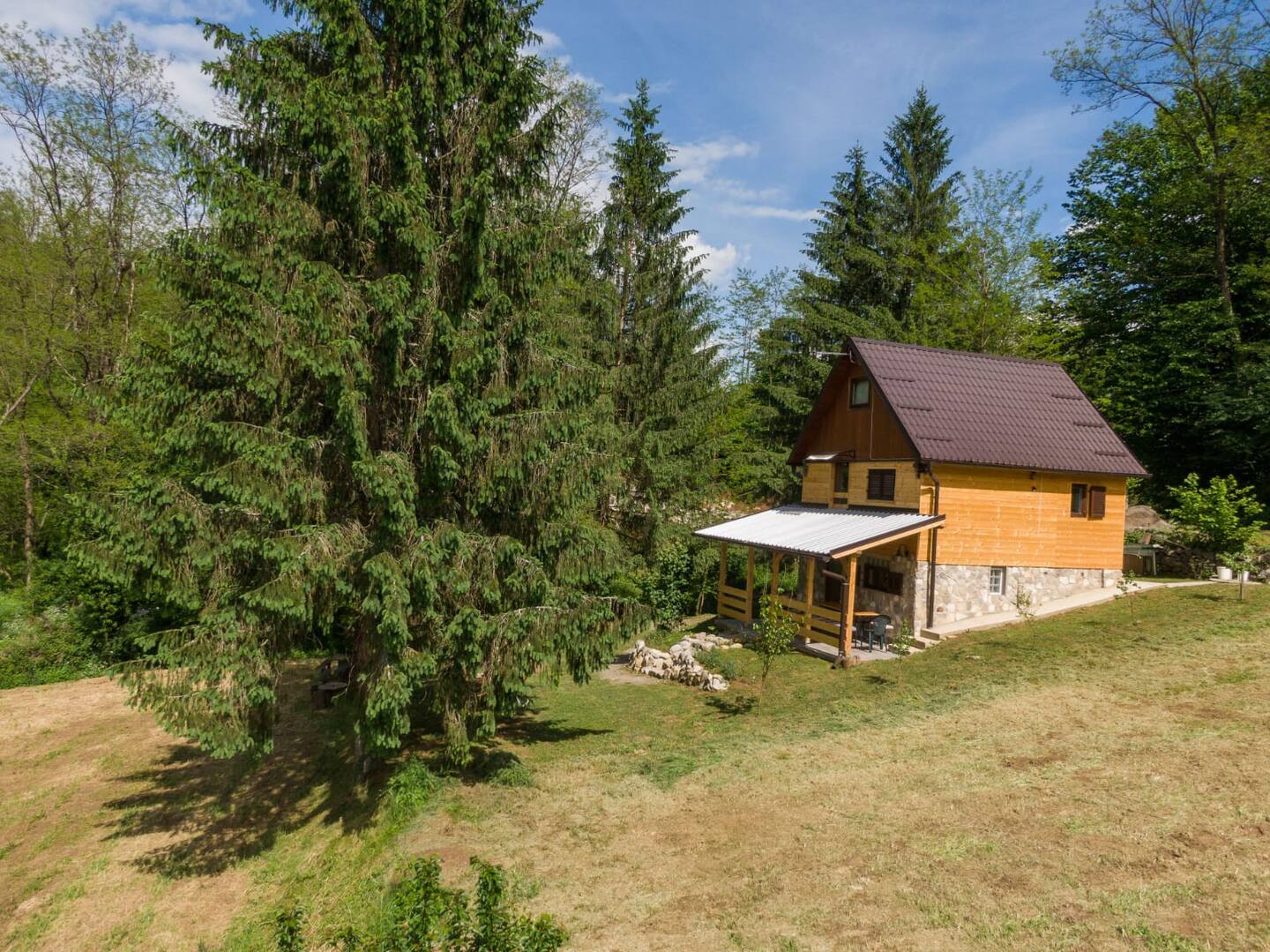 Maison au bord de la rivière "papillon vert"