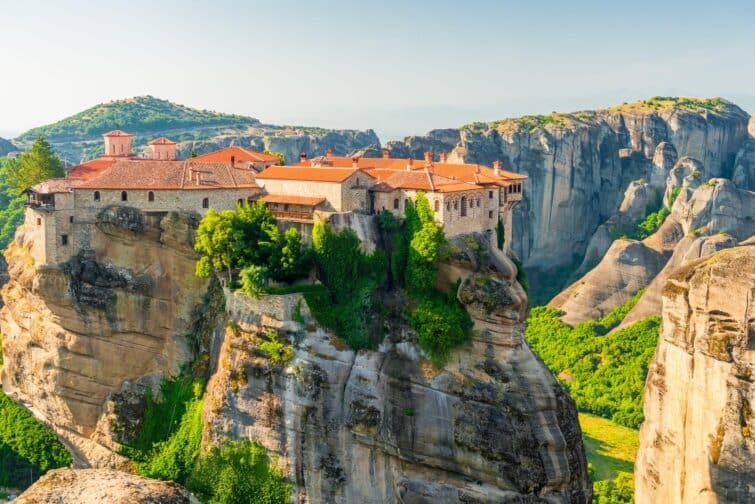 Monastères des Météores en Grèce perchés sur de gigantesques formations rocheuses