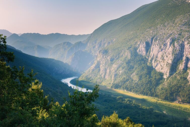 Paysage montagneux du canyon de la rivière Cetina avec la montagne Dinara en arrière-plan