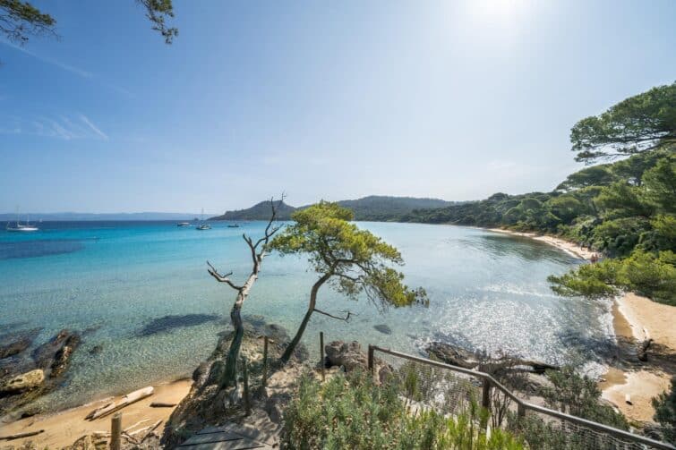 Plage Notre-Dame à Porquerolles sur la Côte d'Azur, célèbre pour sa beauté naturelle