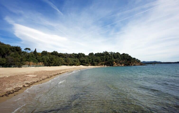 Plage de la Galère à Bormes-les-Mimosas, vue panoramique sur la mer et la côte sablonneuse