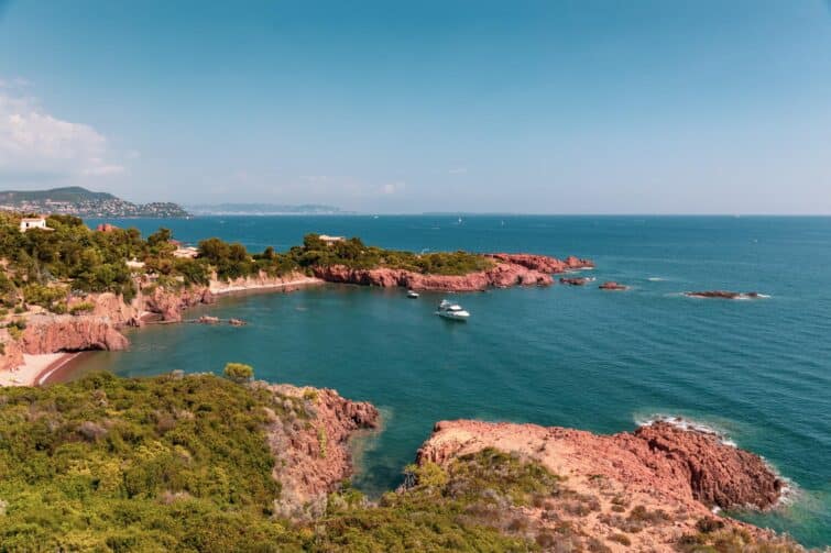 Plage secrète du Cap Roux, accessible par la mer, Côte d'Azur, France