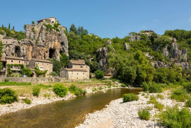 Randonnée familiale dans les Gorges de l'Ardèche, paysages naturels et activités en plein air