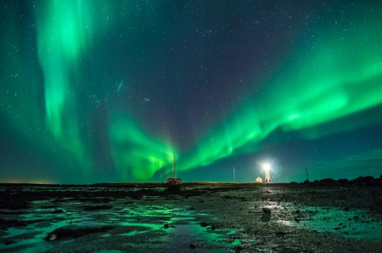Une aurore boréale au phare de Grottuviti à Reykjavik en Islande