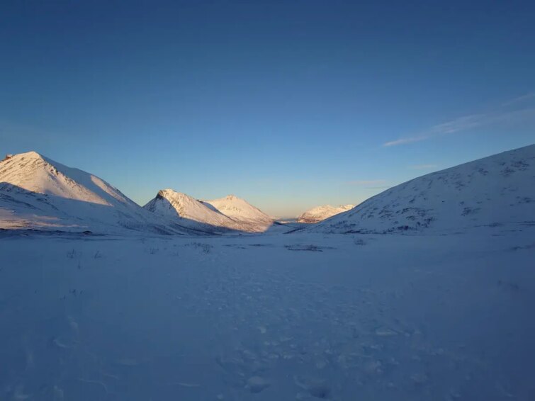 Une randonnée raquette à Brosmetinden sous la neige en Norvège