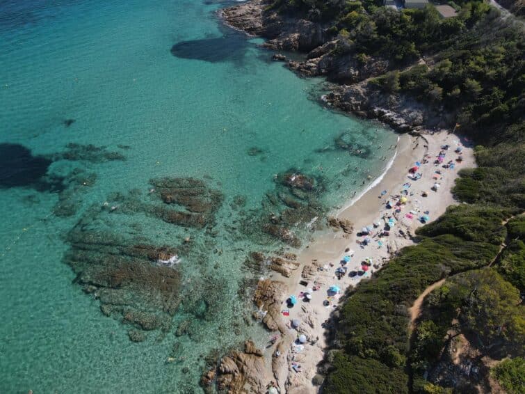 Vue aérienne de la plage du Cap Taillat sur la Côte d'Azur