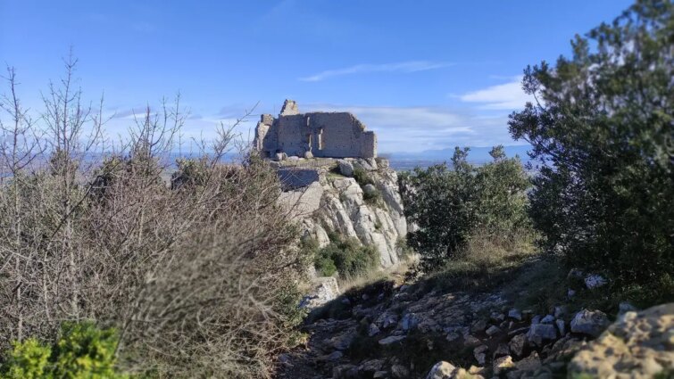 Vue panoramique du Château de Crussol et de ses crêtes lors d'une randonnée