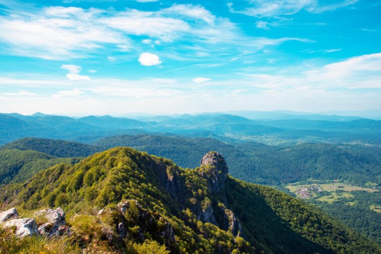 Vue panoramique du mont Klek près d'Ogulin en Croatie