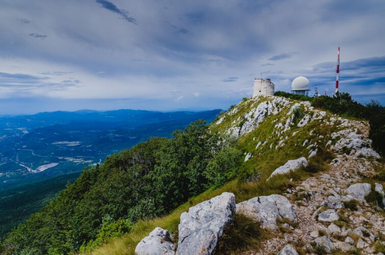Vue panoramique du sommet Vojak en Croatie avec visiteurs admirant le paysage