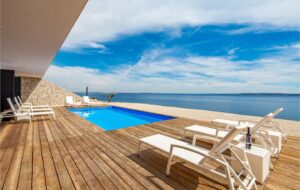 Vue aérienne d'une maison Airbnb en Croatie avec piscine