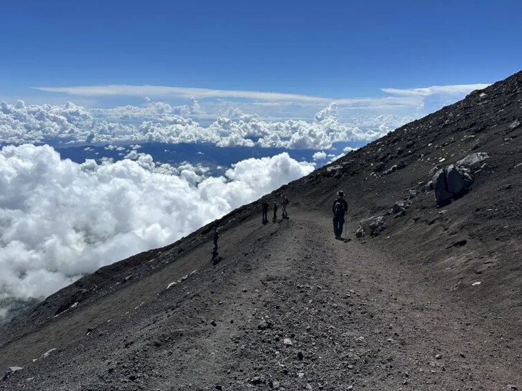 ascension du Mont Fuji avec vue panoramique par un randonneur