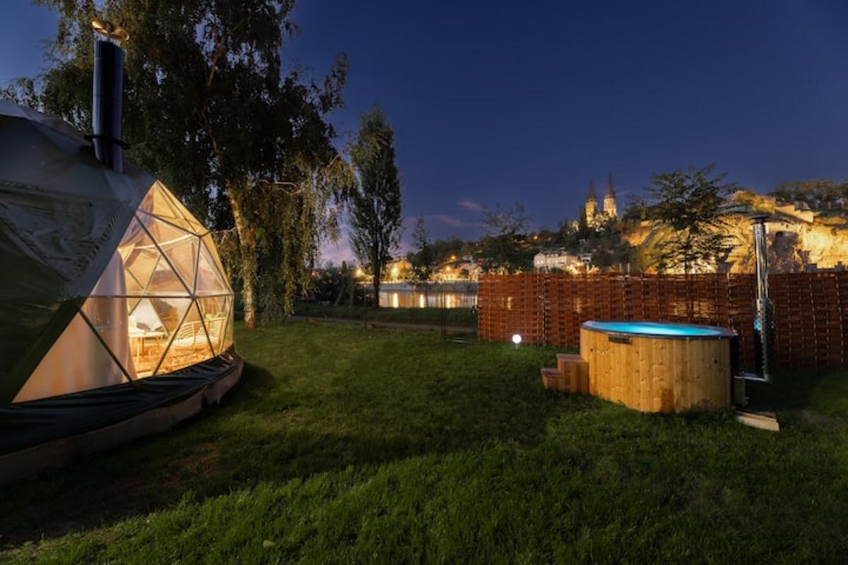 escapade-de-glamping-vers-les-etoiles-sous-la-ligne-dhorizon-de-prague