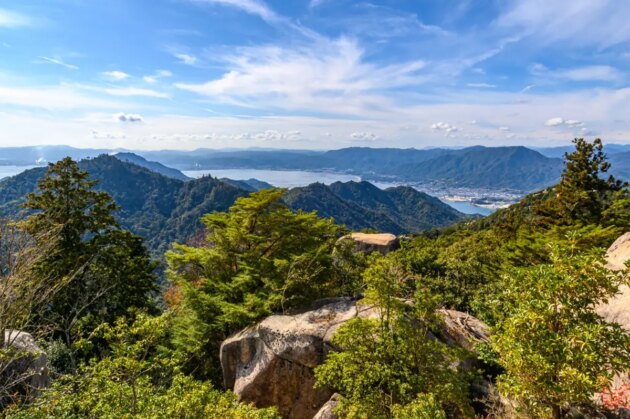 randonnée sur l'île sacrée de Miyajima avec vue sur les arbres et le sentier