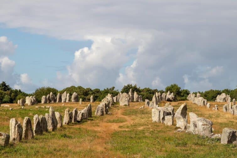 Alignements de Kermario, rangées de pierres debout à Carnac, Bretagne