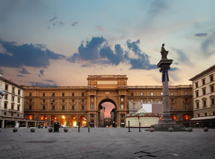 Aube sur la Piazza della Repubblica à Florence, Italie, avec des bâtiments historiques et un ciel coloré