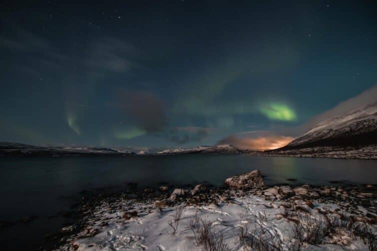 Aurore boréale lumineuse au-dessus d'un grand lac à Kilpisjarvi, Finlande