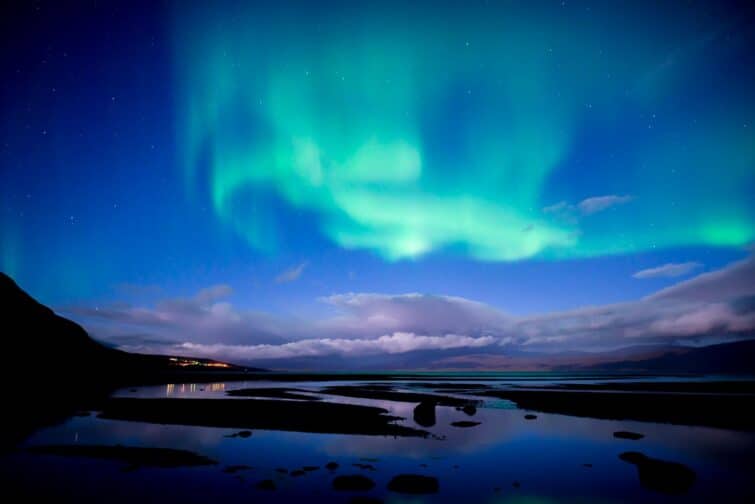 Aurores boréales dansant au-dessus d'un lac calme à Abisko, Suède