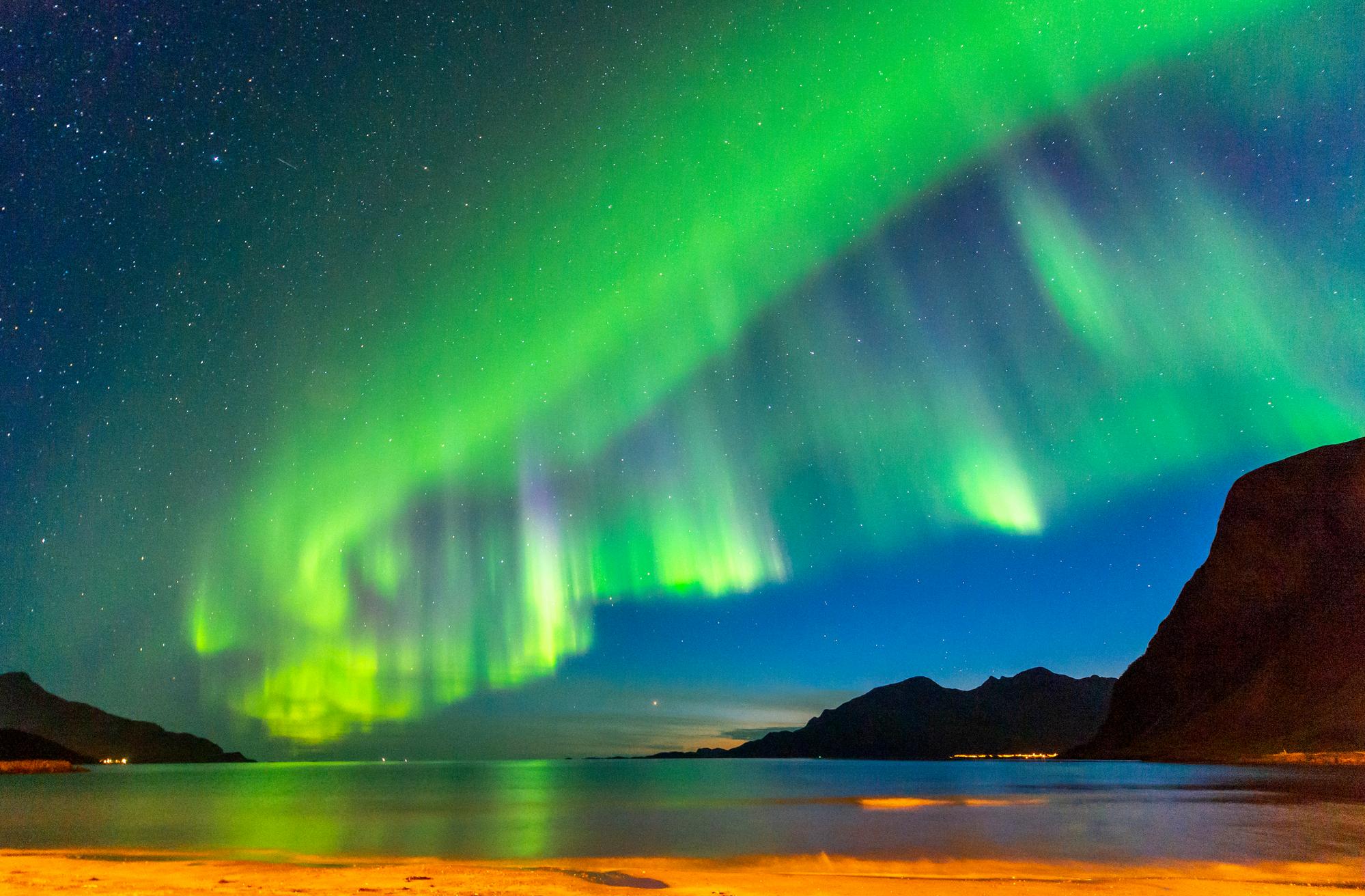 Aurores boréales illuminant le ciel nocturne au-dessus de Grotfjord, Norvège