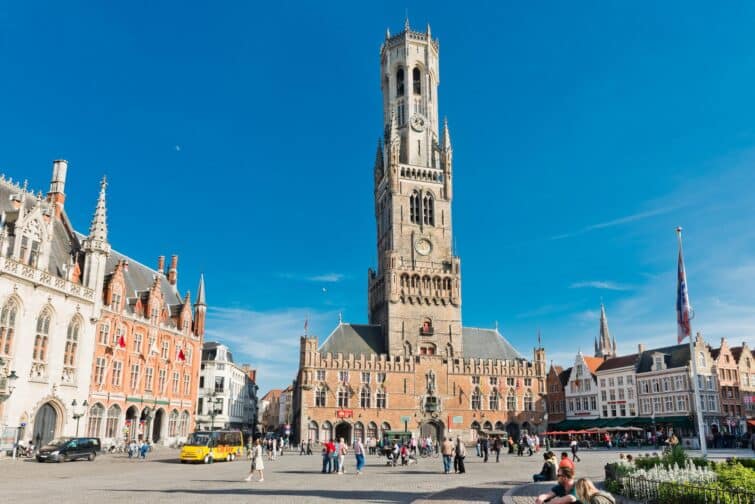 Beffroi de Bruges en Belgique lors d'une journée ensoleillée avec vue sur les canaux et l'architecture historique