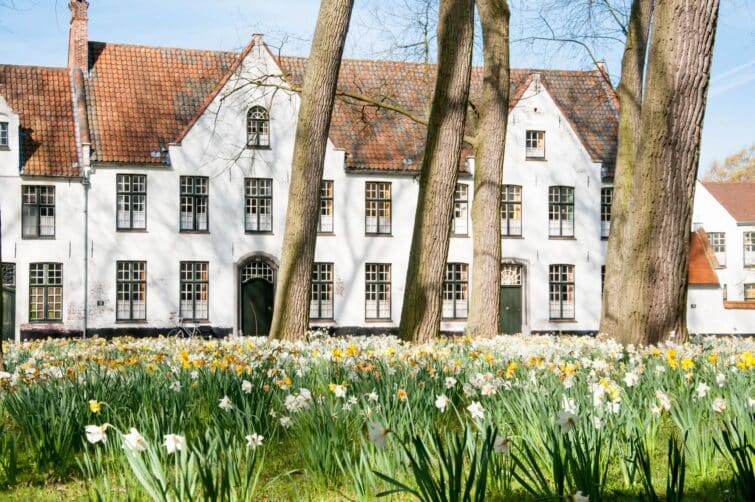 Béguinage de Bruges, Belgique, vue pittoresque avec maisons historiques et verdure