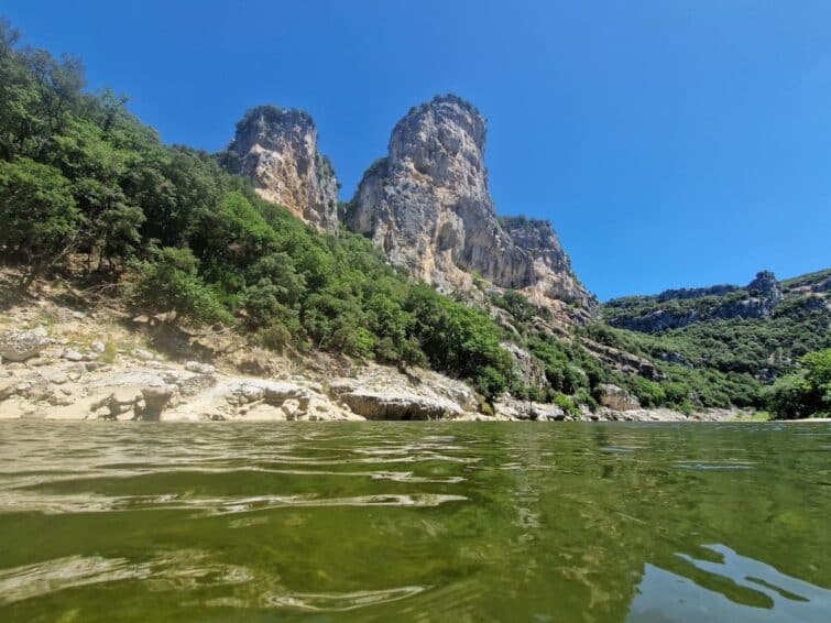 Bivouac de Gournier dans les gorges de l'Ardèche, paysage naturel et abri sous roche