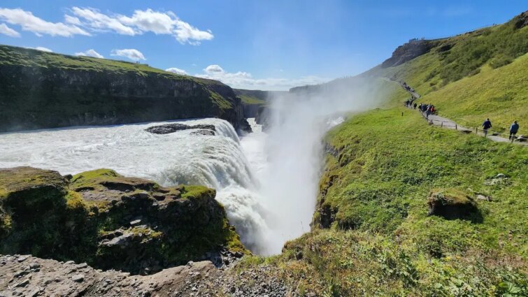 Cascade de Gullfoss en Islande, puissante chute d'eau au milieu des roches volcaniques et de la mousse verte