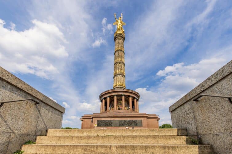 Colonne de la Victoire à Berlin sous un ciel bleu avec des nuages