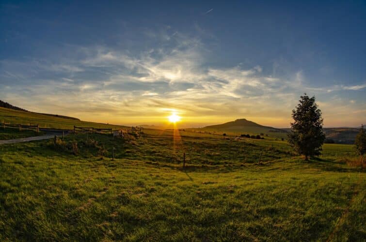 Coucher de soleil sur le Massif Mézenc-Gerbier, Paysage de montagne en août 2022