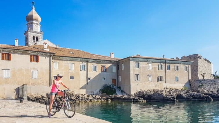 Cycliste le long de la côte adriatique à Krk, Croatie