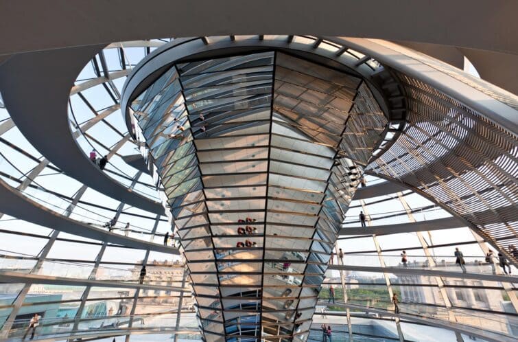 Dôme du Reichstag à Berlin, vue architecturale de la coupole en verre et acier