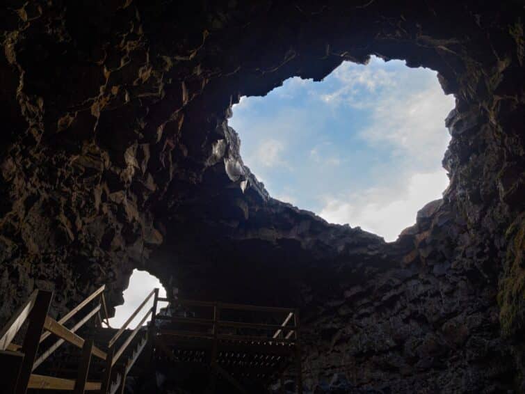 Escalier descendant dans les profondeurs de la terre dans la spectaculaire grotte de lave de Víðgelmir, Islande