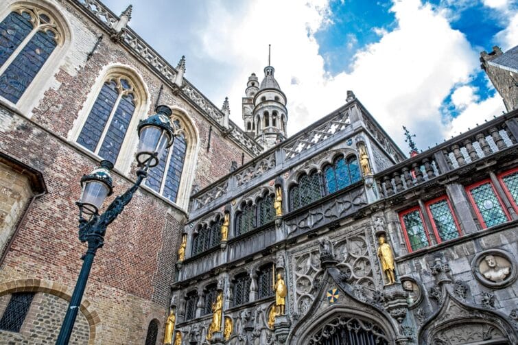 Façade de la Basilique du Saint-Sang à Bruges, Belgique